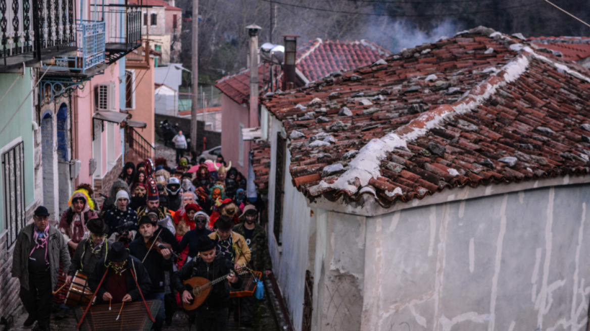Μυτιλήνη: Αναβίωσε στην ορεινή Αγιάσο το έθιμο της «περικεφαλαίας»